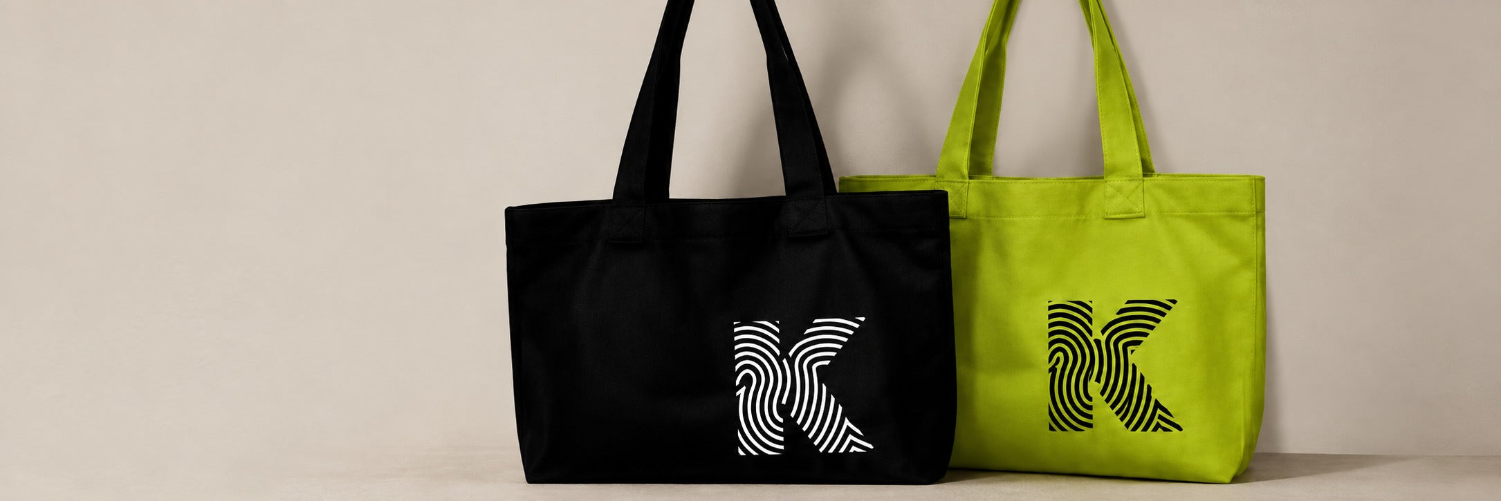 Deux K Bags : un sac noir et un sac vert acidulé, avec le monogramme K
